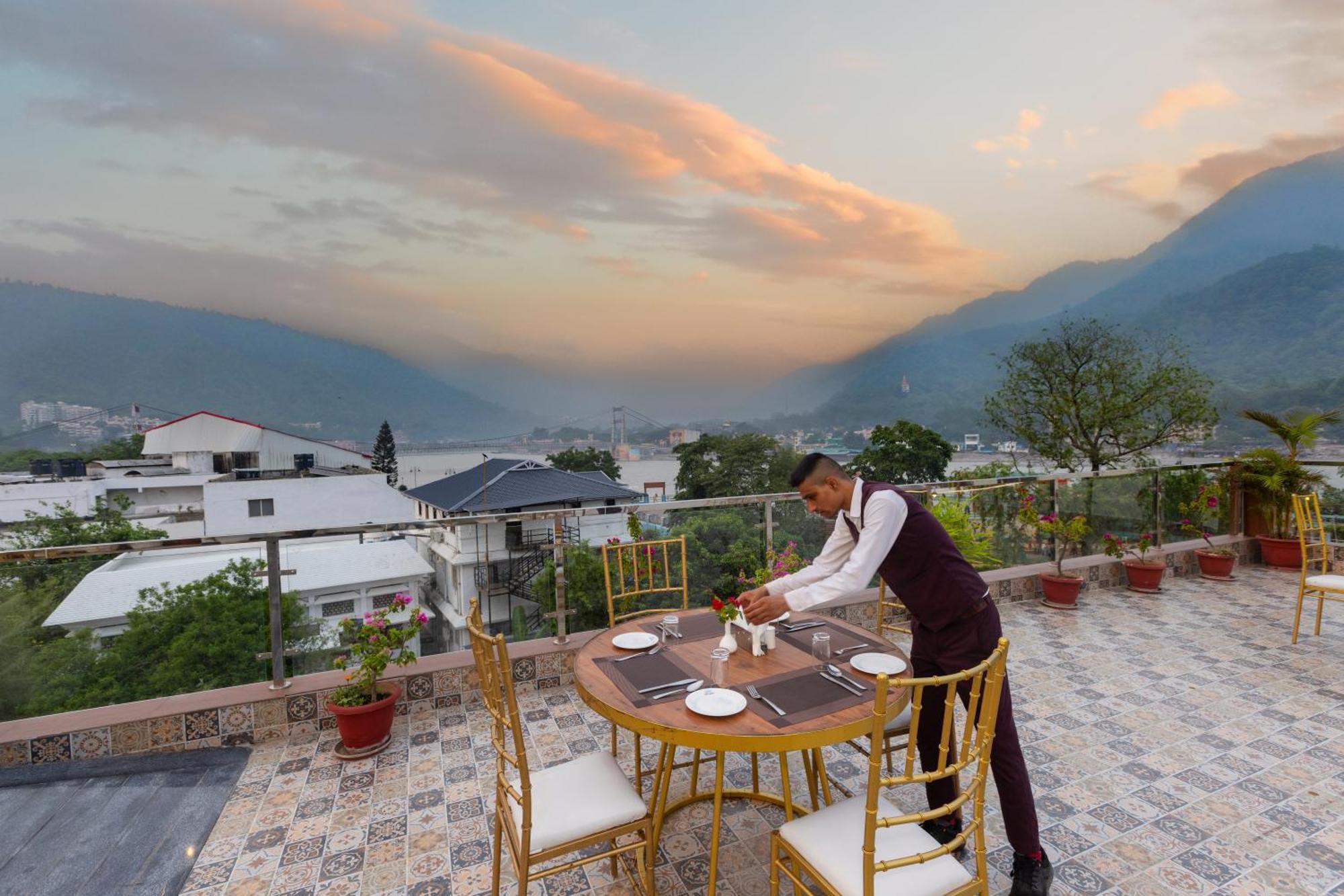 Hotel Indira Nikunj Rishīkesh Екстериор снимка